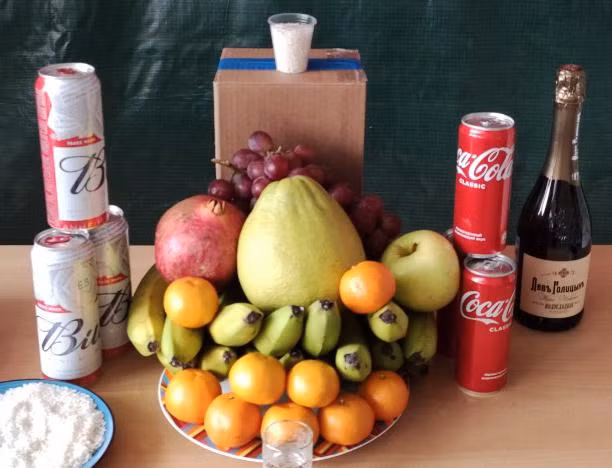 Để có được mâm ngũ quả đón Tết, nhóm của Thanh Hà đã đặt hàng trước với người bán. Ảnh: Lê Tuấn Anh