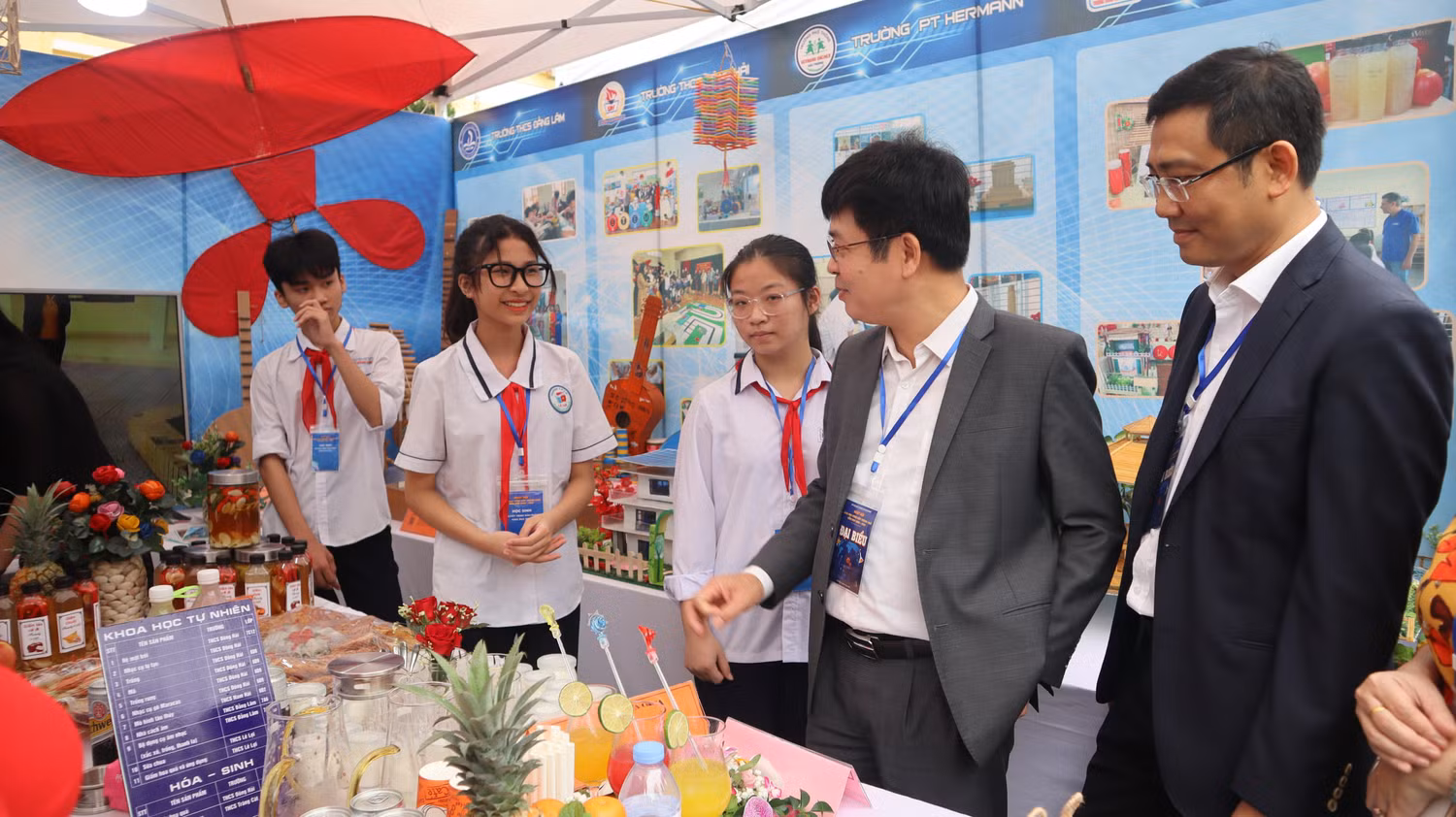 Lãnh đạo Bộ Giáo dục và Đào tạo, Sở Giáo dục và Đào tạo Hải Phòng tham quan các gian hàng STEM (Ảnh: LT) Lãnh đạo Bộ Giáo dục và Đào tạo, Sở Giáo dục và Đào tạo Hải Phòng tham quan các gian hàng STEM (Ảnh: LT)