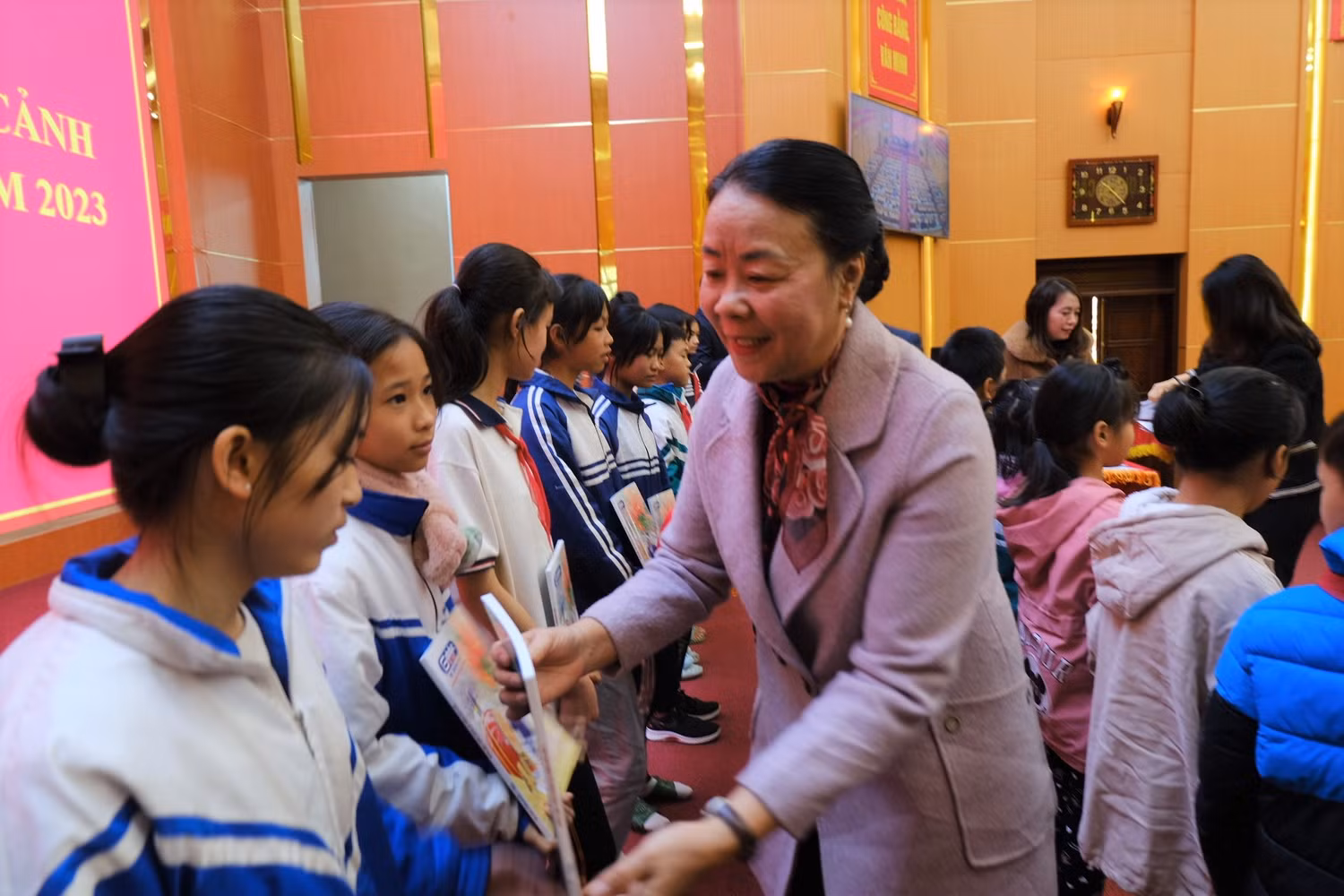 Bà Nguyễn Thị Thành Chung – Phó chủ tịch Hội Khuyến học tỉnh Phú Thọ trao quà động viên cho các em học sinh.