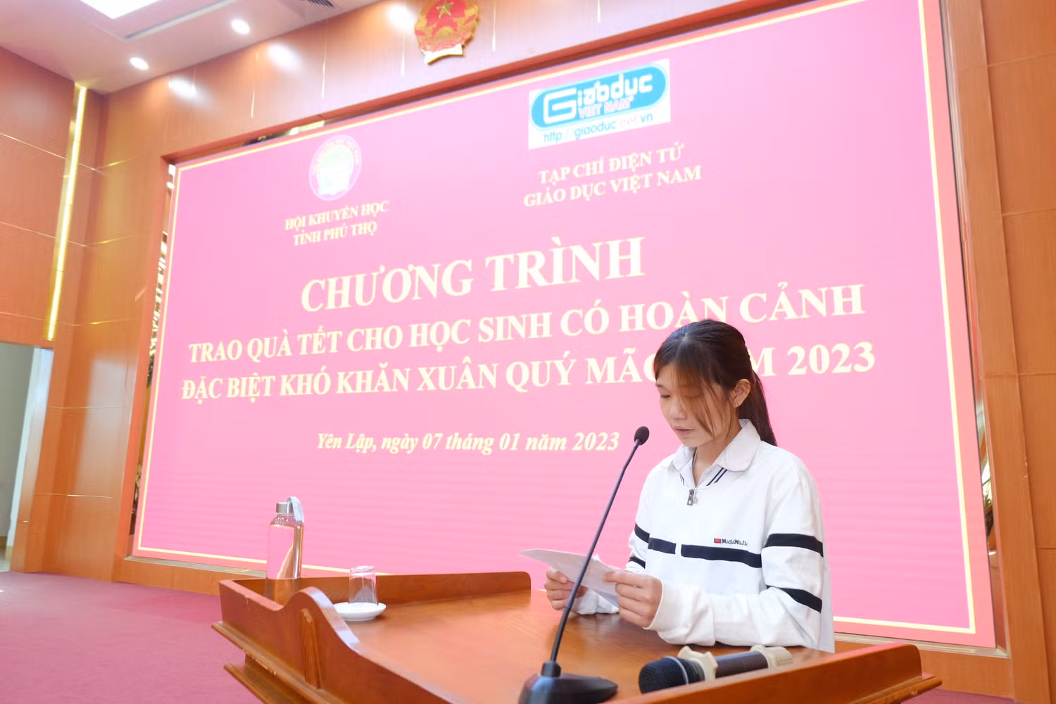 Em Hà Thị Thùy Linh hứa sẽ quyết tâm vươn lên hoàn cảnh để tiếp tục theo đuổi ước mơ bằng con đường học tập.