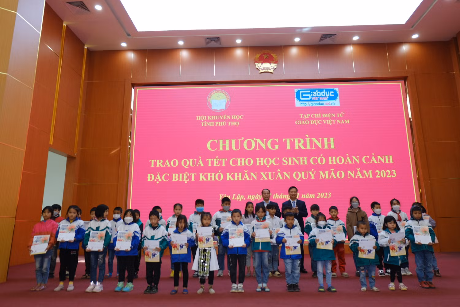 Niềm vui của các em học sinh trong ngày được tặng quà.