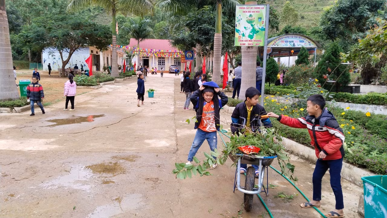 Học sinh Trường Tiểu học Đứa Mòn, huyện Sông Mã tham gia lao động, cải tạo cơ sở vật chất nhà trường. Ảnh: Phòng giáo dục và Đào tạo huyện Sông Mã