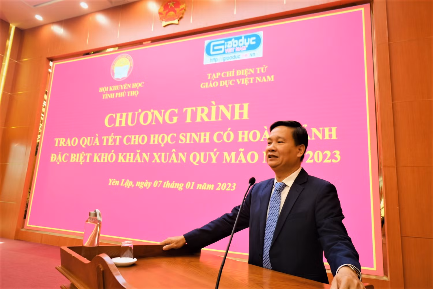 Nhà báo Nguyễn Tiến Bình - Phó Chủ tịch Hiệp hội Các trường đại học, cao đẳng Việt Nam, Tổng Biên tập Tạp chí điện tử Giáo dục Việt Nam phát biểu tại buổi trao quà ở huyện Yên Lập.
