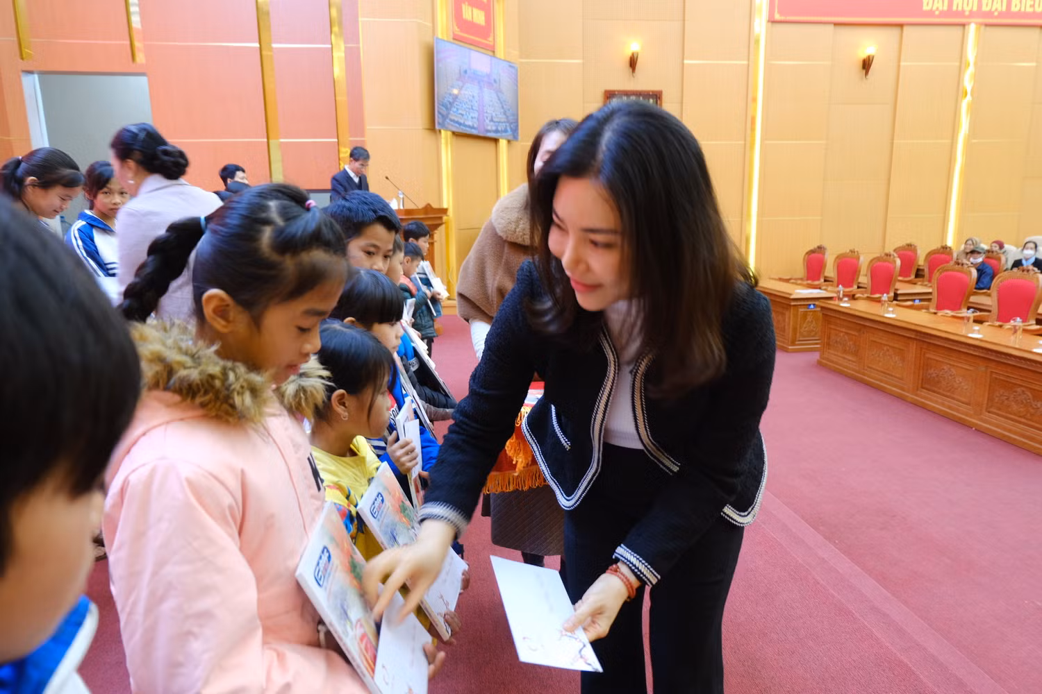 Mỗi món quà không chỉ là vật chất mà còn chứa đựng tình cảm của cán bộ, nhân viên Tạp chí điện tử Giáo dục Việt Nam, các nhà hảo tâm gửi đến các em học sinh nghèo hiếu học.