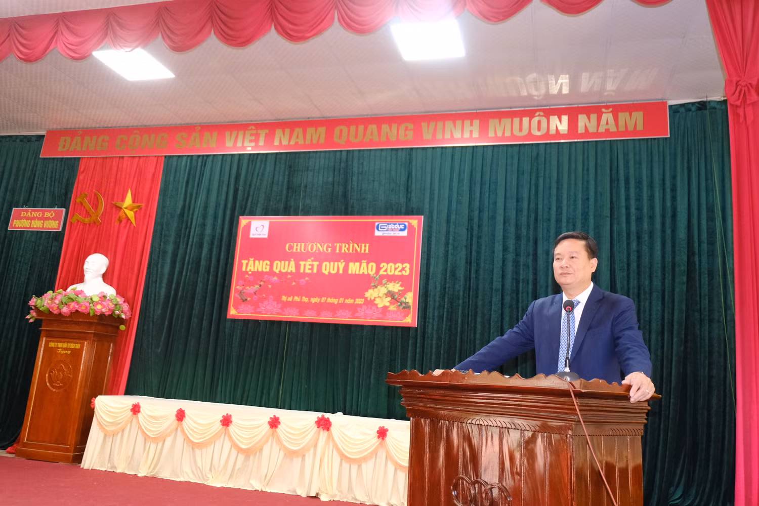 Trong buổi trao quà tại Thị xã Phú Thọ, Nhà báo Nguyễn Tiến Bình đã gửi lời thăm hỏi động viên đến các hộ nghèo, các gia đình hoàn cảnh khó khăn trên địa bàn.