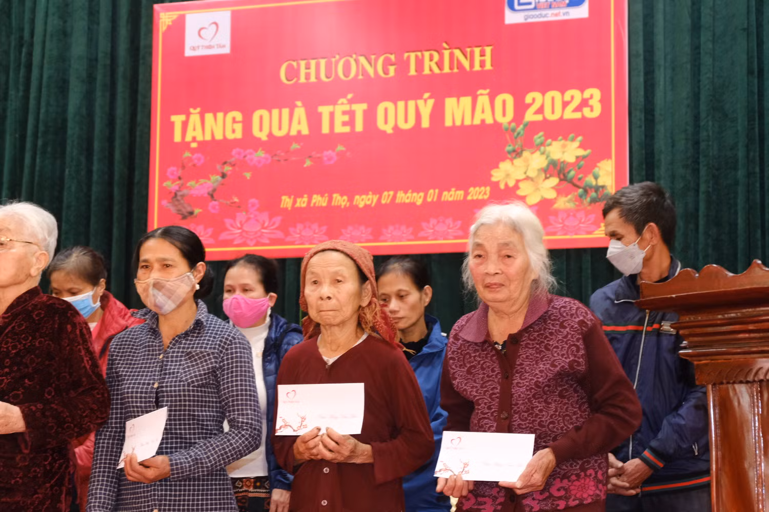 Chút quà ấm áp khi Tết đến, Xuân về với những gia đình còn khó khăn ở Thị xã Phú Thọ.