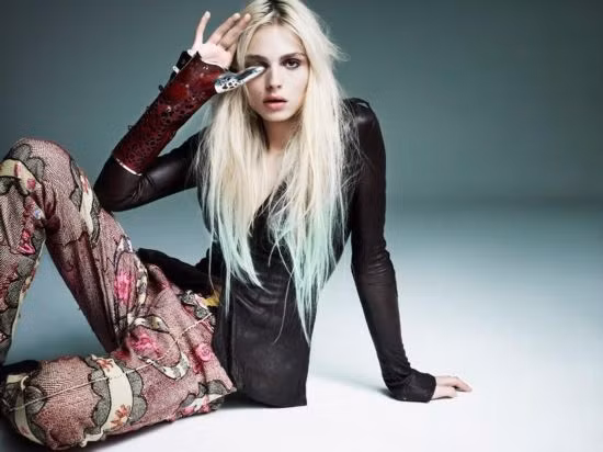 Andrej Pejic là siêu mẫu Australia gốc Serbia. Cô là một người lưỡng tính và có thể làm người mẫu cho cả thời trang nam và nữ. Andrej được bình chọn ở vị trí 18 trong top 50 người mẫu nam nổi tiếng thế giới, đồng thời đứng thứ 98 trong top 100 cô gái sexy nhất thế giới năm 2011 của tạp chí FHM.
