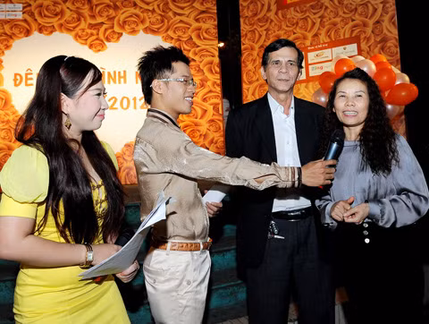 Đức Thịnh lại cầu hôn Thanh Thúy ảnh 8 Bố mẹ của ca sĩ Hồ Ngọc Hà (phải) gửi lời chúc hạnh phúc đến các bạn trẻ tham gia chương trình.