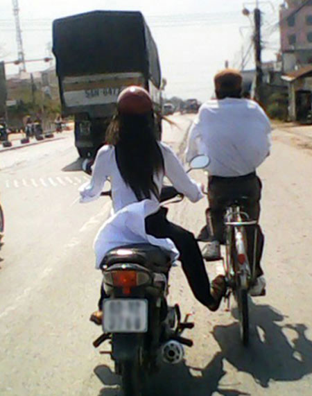 Nữ sinh trổ tài lái xe.