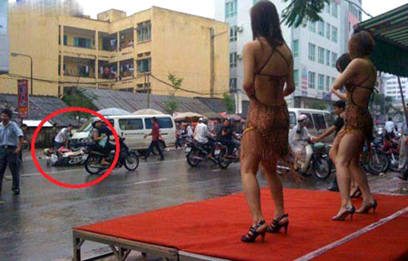 Ngã xe vì mải ngắm?