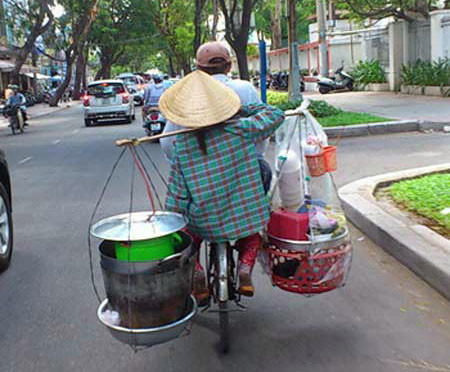 Những diễn viên xiếc trên đường phố.