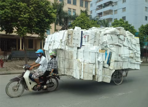 Đi xe máy chở hàng cồng kềnh, chụp tại phố Trần Thái Tông - Cầu Giấy. Ảnh: Vũ Thị Hồng Tứ