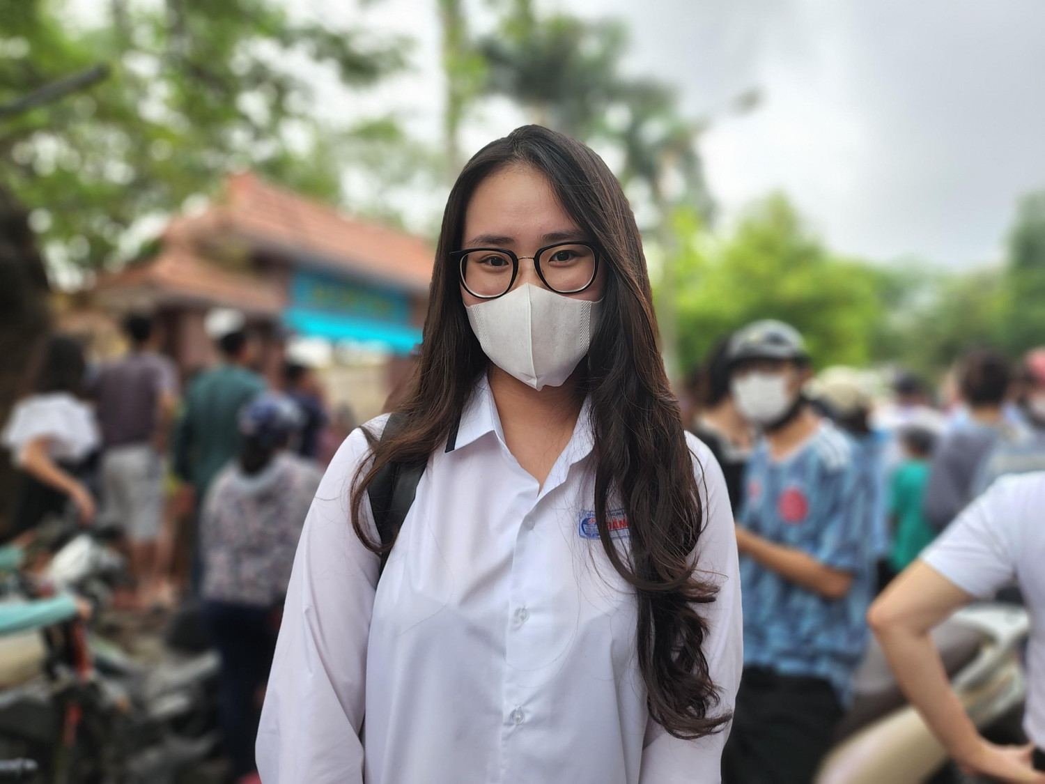 Thí sinh nán lại điểm thi để trao đổi bài với bạn (Ảnh: Lã Tiến)