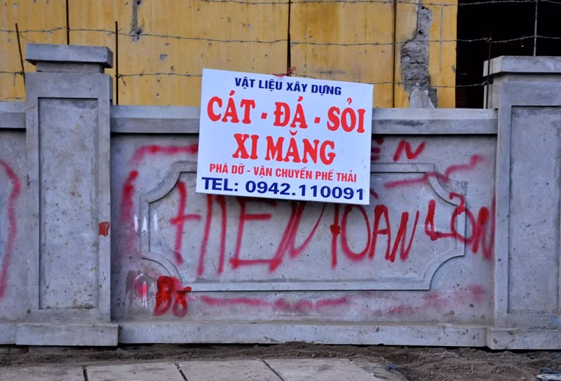 Trên bức tường rào phía sau của trường Tiểu học Thịnh Hào (Đống Đa - Hà Nội) nằm ngay sát vỉa hè của tuyến đường đã xuất hiện những dòng chữ “lạ”.