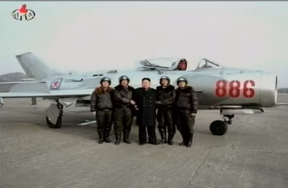 Tướng trẻ Kim Jong un thăm một đơn vị không quân Tướng trẻ Kim Jong un thăm một đơn vị không quân