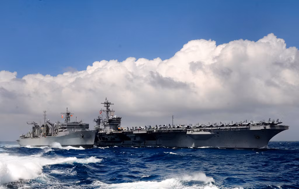 Tàu sân bay USS Carl Vinson (CVN 70) và tàu bảo đảm USNS Bridge (T-AOE 10) đang có mặt trên Thái Bình Dương