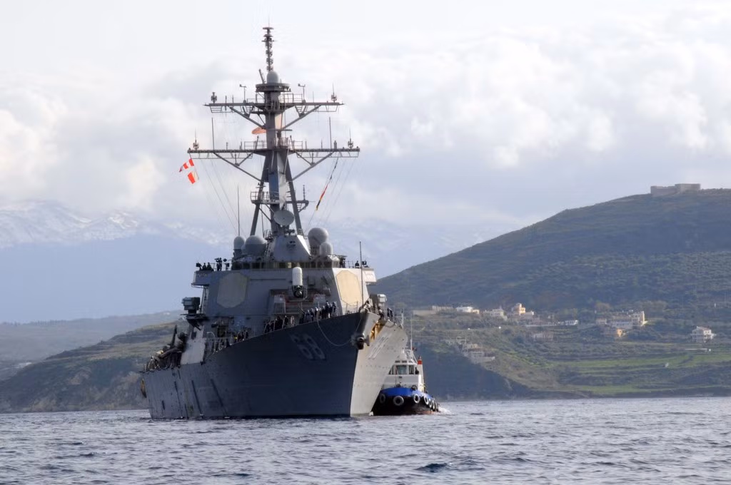 Khu trục hạm USS The Sullivans (DDG-68) của Hải quân Mỹ đang có mặt tại Vịnh Souda Hy Lạp ngày 24/1/2012