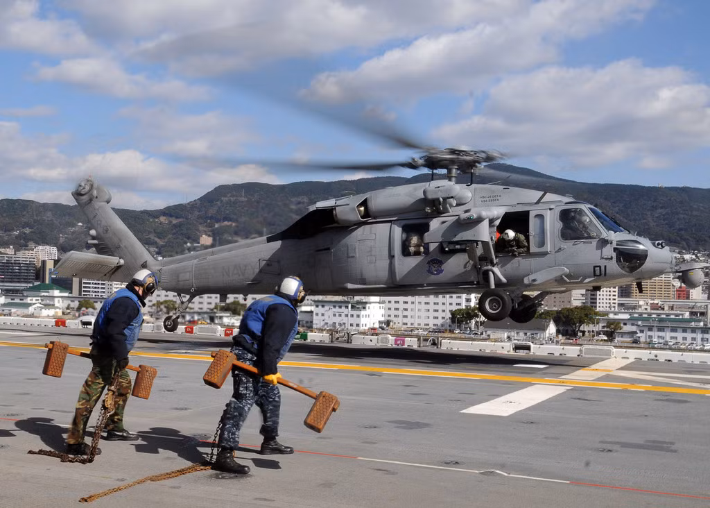 Trên boong chiến hạm đổ bộ USS Essex (LHD 2) của Hải quân Mỹ đang có mặt ở Sasebo, Nhật Bản ngày 26/1/2012