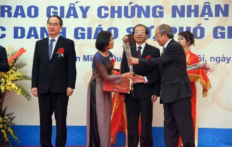 Các nữ Giáo sư và Phó giáo sư nhận danh hiệu năm 2010 Các nữ Giáo sư và Phó giáo sư nhận danh hiệu năm 2010