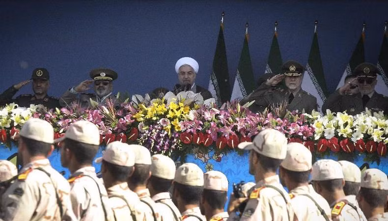 Tổng thống và các tướng lĩnh Iran tham gia lễ duyệt binh