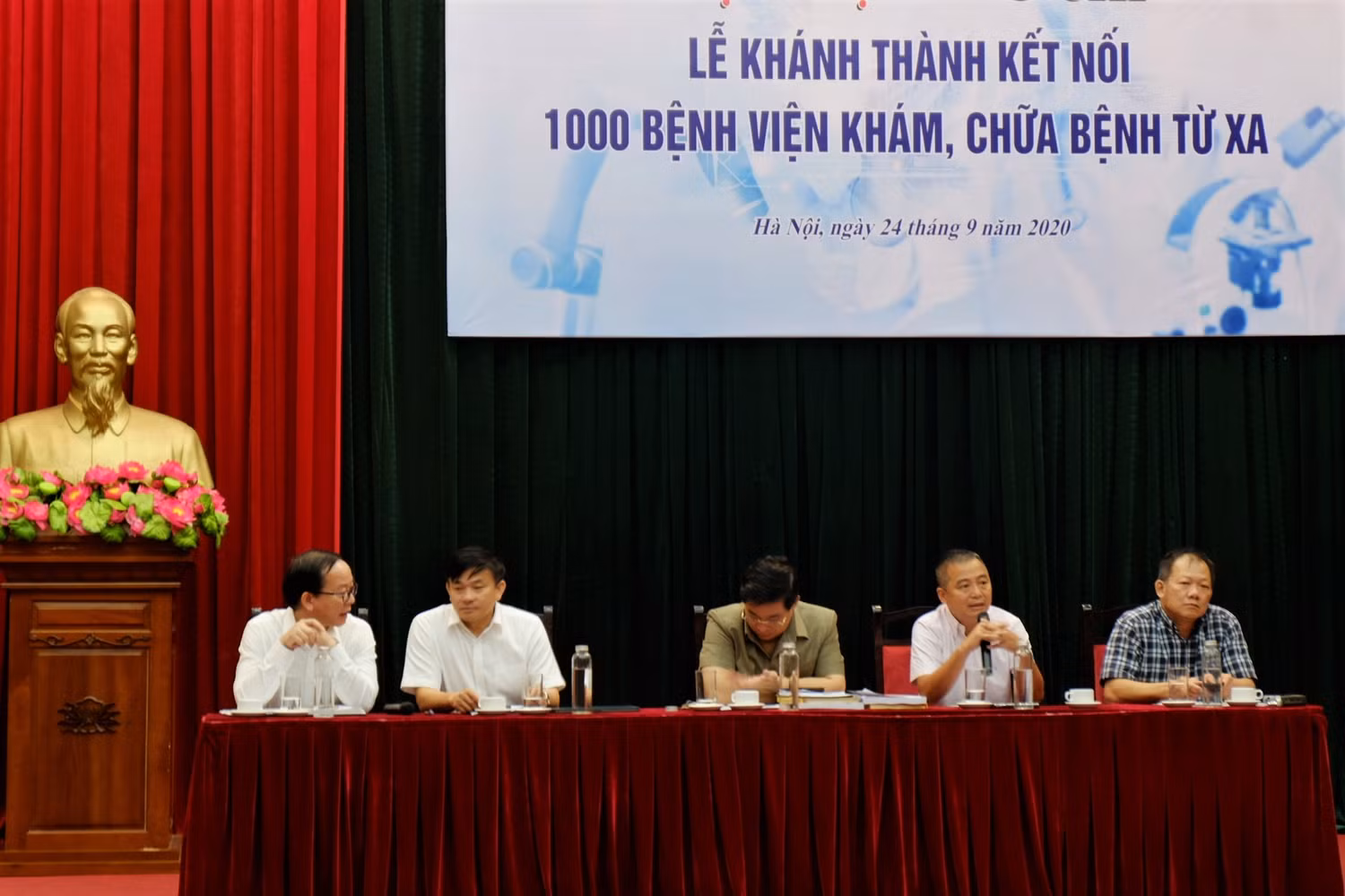 Đại diện của Bộ Y tế, lãnh đạo các Bệnh viện tuyến Trung ương trong buổi trao đổi về triển khai đề án khám chữa bệnh từ xa với báo chí. Ảnh: LC Đại diện của Bộ Y tế, lãnh đạo các Bệnh viện tuyến Trung ương trong buổi trao đổi về triển khai đề án khám chữa bệnh từ xa với báo chí. Ảnh: LC