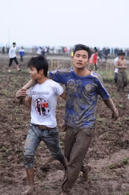 Chàng thanh niên này không đi vững, cần bạn dìu về. Chàng thanh niên này không đi vững, cần bạn dìu về.