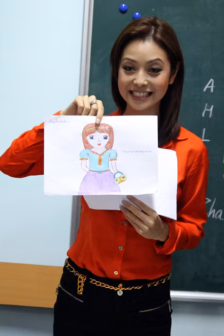 Thành quả lao động của 1 tiết học vẽ do cô giáo Jennifer giảng dạy là những bức tranh đẹp mắt, sinh động.