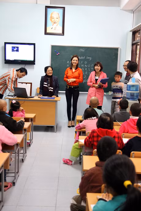 Tiết học vẽ của Jennifer Phạm diễn ra ngay sau tiết dạy tiếng anh của cô giáo Anh Thơ, nên học sinh lớp học Hy Vọng và Jennifer đã làm quen với nhau bằng tiếng anh khá thú vị.