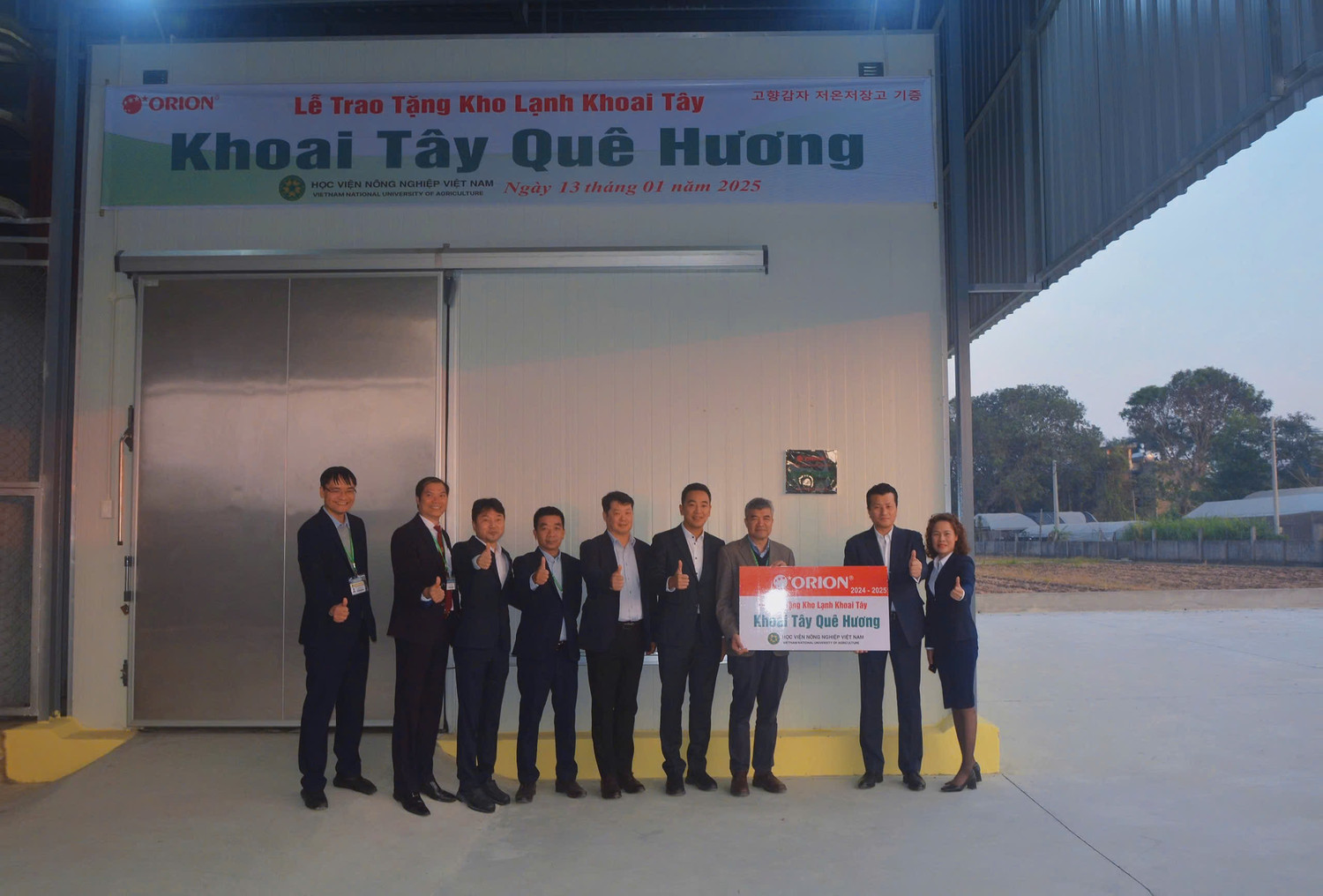 Giáo sư, Tiến sĩ Phạm Văn Cường - Phó Giám đốc Học viện Nông nghiệp Việt Nam trao quà lưu niệm cho tập đoàn.