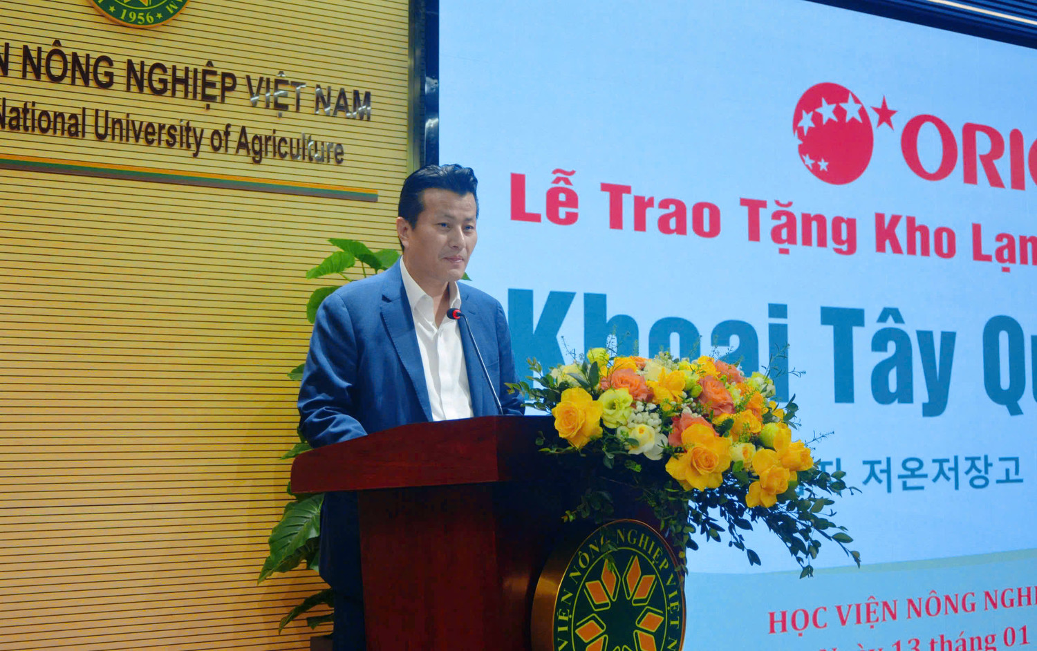 Phó Giáo sư, Tiến sĩ Nguyễn Xuân Trường - Viện trưởng Viện Sinh học Nông nghiệp giới thiệu về trang thiết bị, công nghệ hiện đại trong sản xuất khoai tây.