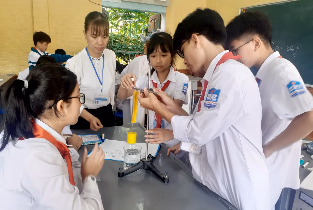 Cô giáo Nguyễn Thu Mai cho học sinh thực hành thí nghiệm. Ảnh: NVCC. Cô giáo Nguyễn Thu Mai cho học sinh thực hành thí nghiệm. Ảnh: NVCC.