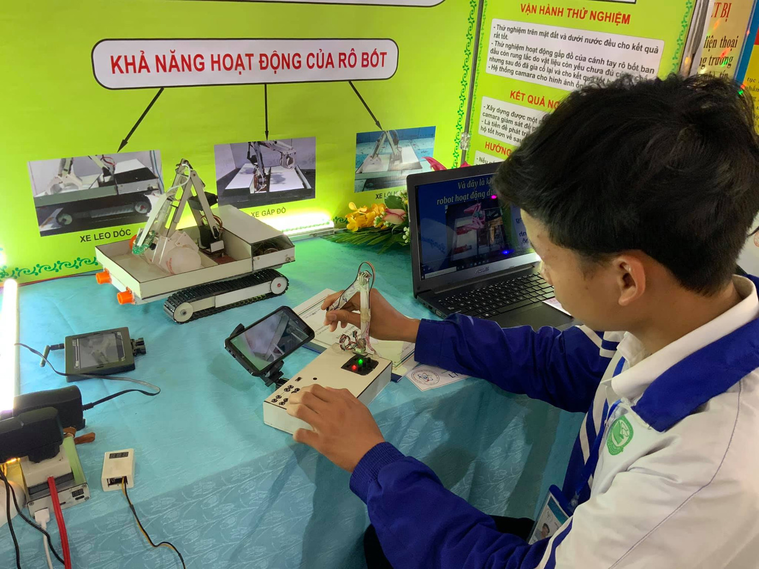 Định hướng ngành Kỹ thuật Điện tử - Viễn thông trong thời gian tới sẽ tiếp tục đào tạo ra các kỹ sư gắn liền với doanh nghiệp, sinh viên tốt nghiệp phải có kỹ năng và kiến thức tốt đáp ứng nhu cầu công việc chuyên môn. Ảnh minh họa: website trường.