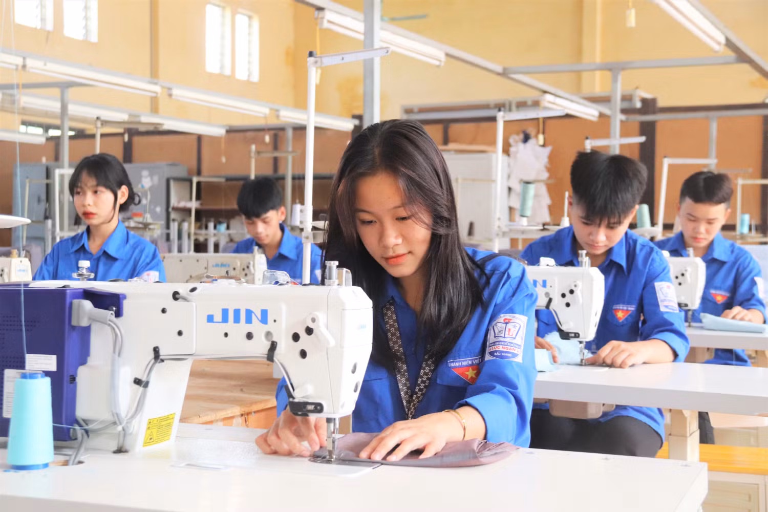 Một trong những giải pháp trong thời gian tới là tăng cường công tác hướng nghiệp trong giáo dục phổ thông, thực hiện tốt công tác phân luồng, chú trọng phân luồng sớm, tăng cường lồng ghép giáo dục nghề nghiệp trong giáo dục phổ thông. Ảnh minh họa: Mộc Hương.