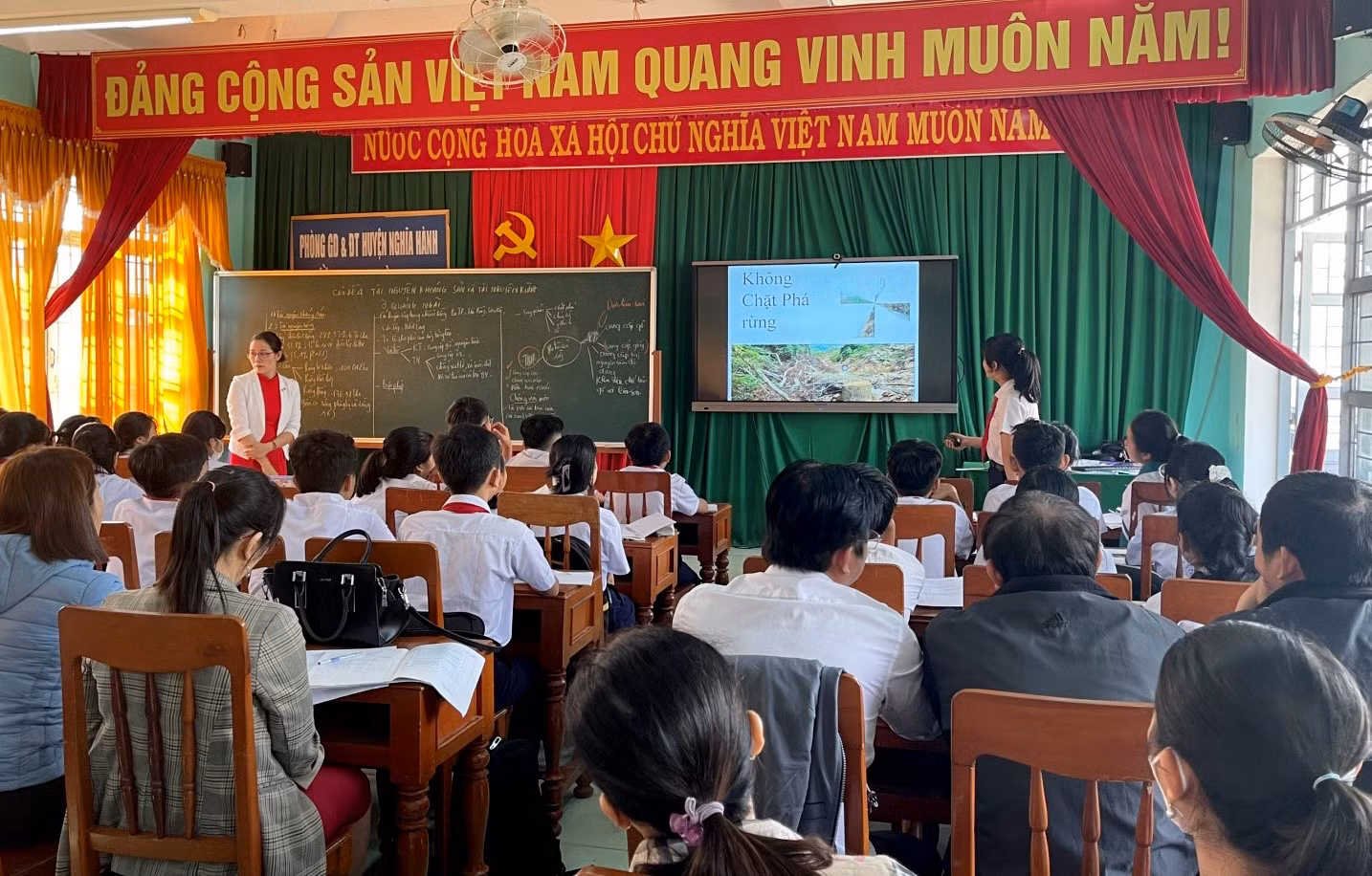 Sở Giáo dục và Đào tạo triển khai tổ chức dạy thực nghiệm Tài liệu giáo dục địa phương tỉnh Quảng Ngãi lớp 8 tại Phòng Giáo dục và Đào tạo huyện Nghĩa Hành. Ảnh: quangngai.edu.vn. Sở Giáo dục và Đào tạo triển khai tổ chức dạy thực nghiệm Tài liệu giáo dục địa phương tỉnh Quảng Ngãi lớp 8 tại Phòng Giáo dục và Đào tạo huyện Nghĩa Hành. Ảnh: quangngai.edu.vn.
