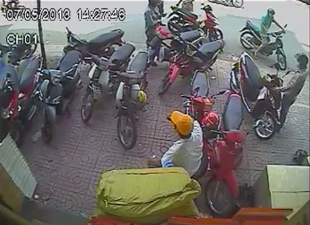 Thản nhiên gỡ chiếc mũ bảo hiểm đặt xuống. Thản nhiên gỡ chiếc mũ bảo hiểm đặt xuống.