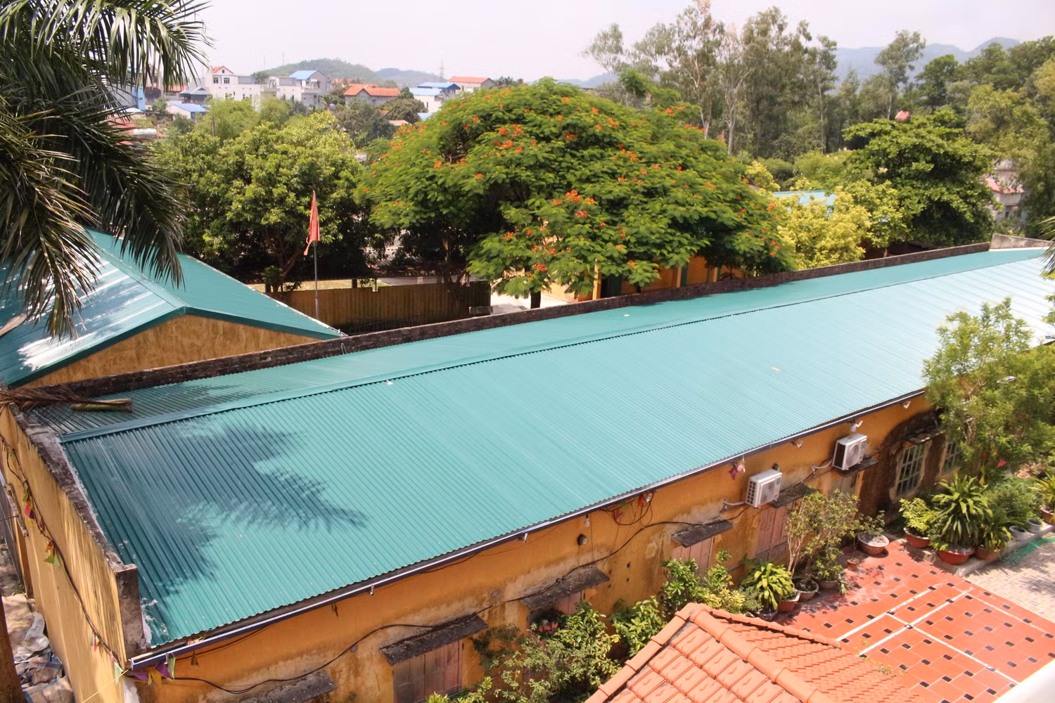 Mái tôn thay thế cho mái Brô Xi măng trước đây cũng là một hạng mục về cơ sở vật chất đánh giá chưa đạt, nay đã được trường Đặng Thai Mai khắc phục. Ảnh: Trung Dũng