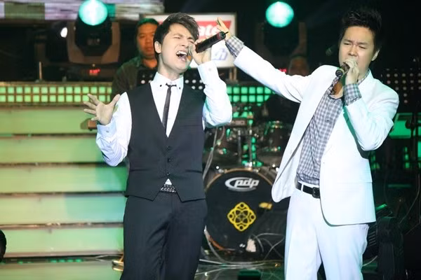 Đôi bạn thân cùng song ca ca khúc Con đường tình yêu. Song song đó, Đăng Khôi còn thể hiện bản Remix của bài hát Cô bé mùa đông. Đôi bạn thân cùng song ca ca khúc Con đường tình yêu. Song song đó, Đăng Khôi còn thể hiện bản Remix của bài hát Cô bé mùa đông.