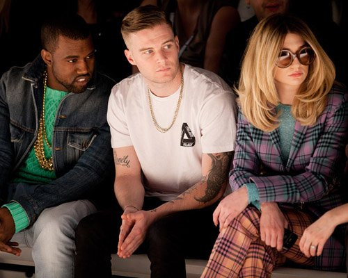 Đều là những fan "bự" của thiết kế thời trang, Kanye West (ngoài cùng bên trái) và Nicola Robert (ngoài cùng bên phải) cùng xuất hiện tại show thời trang Mar Fast 2012. Kanye West tỏ ra khá hứng thú và hài lòng trong suốt show thời trang.