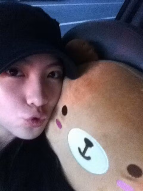 Kang Ji Young chụp hình cùng gấu bông.