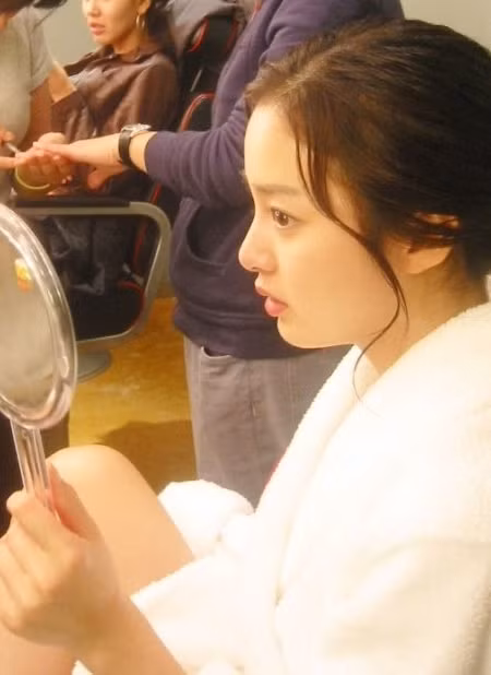 Kim Tae Hee luôn luôn xinh đẹp dù chụp ảnh ở góc độ nào.