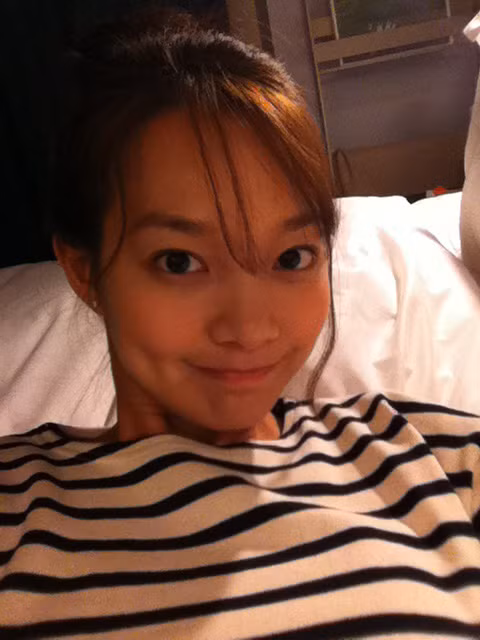 Shin Min Ah "pose" ảnh trước khi đi ngủ.