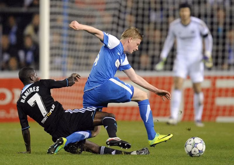 Kevin De Bruyne có mẹ là người Anh gốc, cha vẫn đang sống ở London. De Bruyne hay đến London để nghỉ Giáng sinh cùng gia đình. Đây là một điều kiện tốt để anh gắn bó lâu dài với Chelsea và tránh được căn bệnh nhớ nhà mà nhiều cầu thủ khác gặp phải, trong đó có Carlos Tevez.