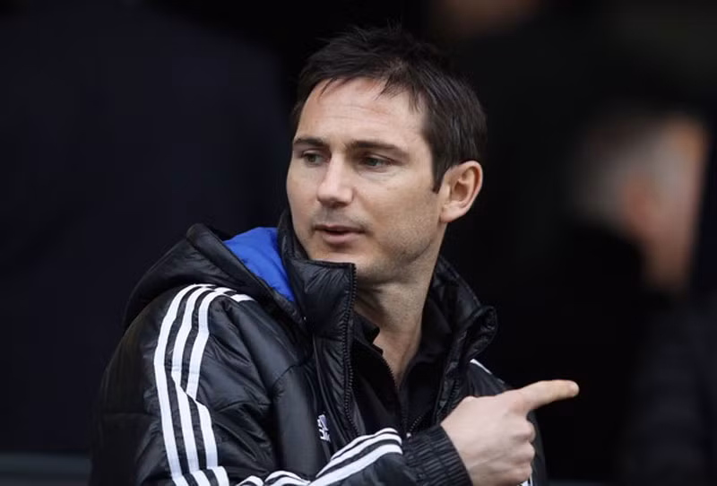 Người kế vị Frank Lampard? Kevin De Bruyne không sở hữu tốc độ nhanh cũng như không phải là một chuyên gia lừa bóng. Anh thực chất không phải là tiền vệ cánh, anh là một tiền vệ trung tâm và đã chơi như thế từ ngày đầu khởi nghiệp. Có thể nói De Bruyne rất giống Lampard ở nhiều điểm, cũng giỏi sút xa, thuận hai chân và cùng chơi trung tâm.