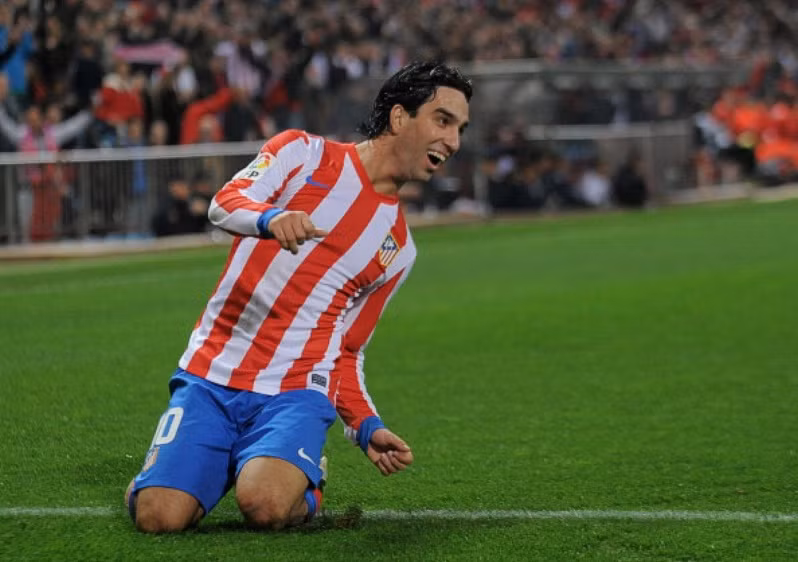 35. Arda Turan: Một trong những cầu thủ giàu danh hiệu nhất của bóng đá Thổ Nhĩ Kỳ, Turan khẳng định tài năng của mình khi đá chính tại Atletico Madrid ngay trong mùa đầu tiên ở CLB và đưa đội bóng áo sọc Đỏ - Trắng tới chức vô địch Europa League và Siêu cúp châu Âu.