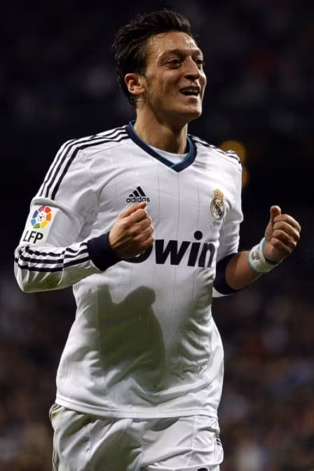 31. Mesut Ozil: Người dẫn đầu danh sách kiến tạo của La Liga mùa giải 2011/12 với 20 đường chuyền thành bàn, Ozil có mùa giải tốt nhất cùng Real và phần thưởng cho anh là chức vô địch La Liga. Anh còn giúp ĐT Đức vào bán kết EURO 2012 với 3 kiến tạo, ngang bằng với người dẫn đầu David Silva (nhưng Silva ghi hơn Ozil 1 bàn thắng).