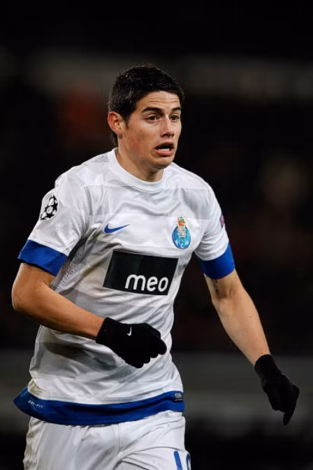 39. James Rodriguez: Từng được coi là một trong những mục tiêu chuyển nhượng của M.U, và hoàn toàn có lý do để giải thích vì sao. Rodriguez đưa Porto tới chức vô địch BĐN với thành tích chỉ 1 thua trong suốt mùa giải. Bên cạnh đó, anh là nhân tố chủ lực bên cạnh Radamel Falcao đưa Colombia tới ngôi thứ 3 của vòng loại World Cup 2014 với thành tích thắng 5, hòa 1 và thua 1.