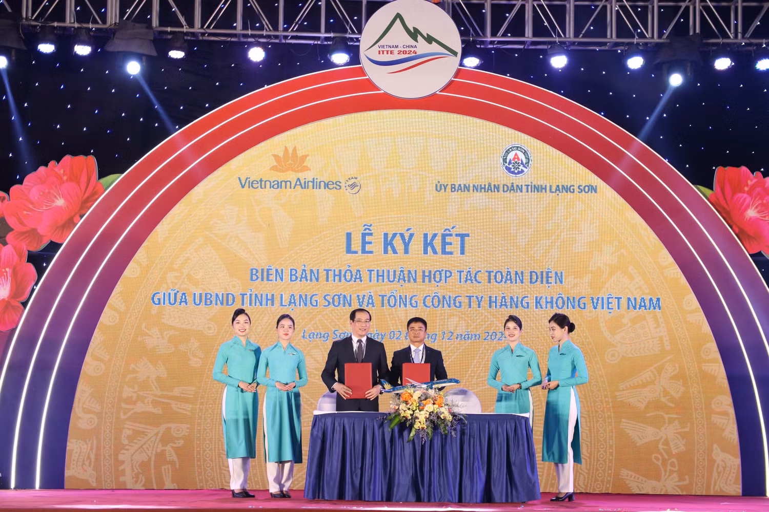 Vietnam Airlines và UBND tỉnh Lạng Sơn ký kết hợp tác toàn diện giai đoạn 2025 – 2030 để quảng bá xúc tiến đầu tư, thương mại, du lịch và hàng không.jpg