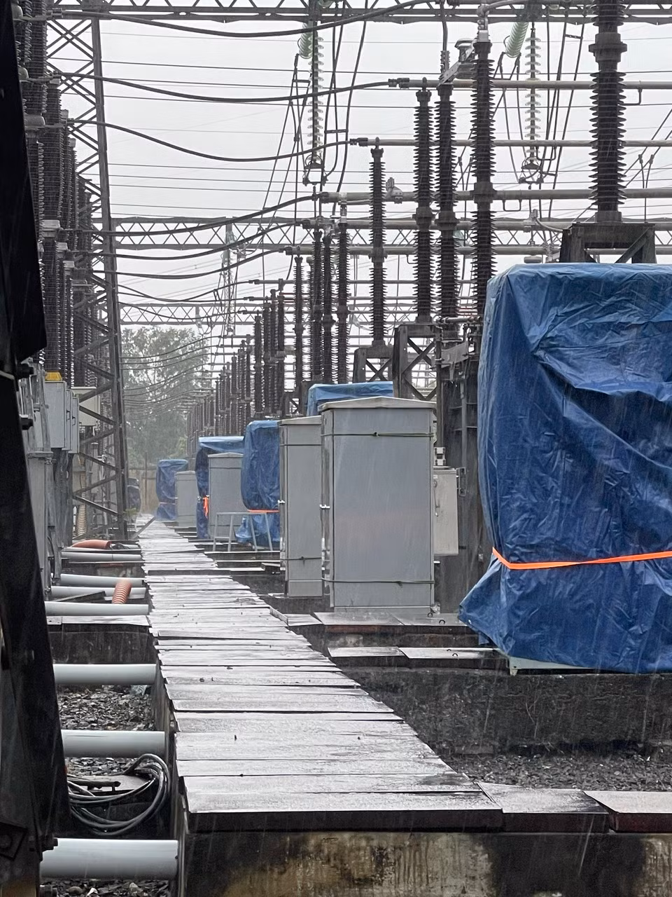 TBA 500kV Đà Nẵng (TTĐ Đà Nẵng – PTC2) che chắn tủ bảng ngoài trời.