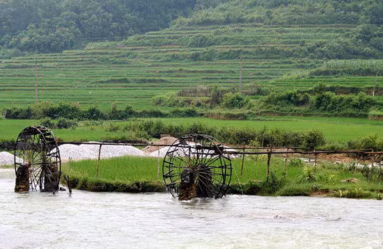 Với lối sống gần gũi, việc biến những vật liệu lấy từ tự nhiên thành một chiếc cọn nước hoàn chỉnh phục vụ công việc sản xuất, lao động và chinh phục, cải tạo thiên nhiên cho ta thấy sự sáng tạo kỳ diệu của con người vùng cao (Ảnh: Internet). Với lối sống gần gũi, việc biến những vật liệu lấy từ tự nhiên thành một chiếc cọn nước hoàn chỉnh phục vụ công việc sản xuất, lao động và chinh phục, cải tạo thiên nhiên cho ta thấy sự sáng tạo kỳ diệu của con người vùng cao (Ảnh: Internet).