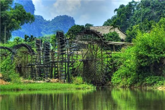 Với lối sống gần gũi, việc biến những vật liệu lấy từ tự nhiên thành một chiếc cọn nước hoàn chỉnh phục vụ công việc sản xuất, lao động và chinh phục, cải tạo thiên nhiên cho ta thấy sự sáng tạo kỳ diệu của con người vùng cao (Ảnh: Internet). Với lối sống gần gũi, việc biến những vật liệu lấy từ tự nhiên thành một chiếc cọn nước hoàn chỉnh phục vụ công việc sản xuất, lao động và chinh phục, cải tạo thiên nhiên cho ta thấy sự sáng tạo kỳ diệu của con người vùng cao (Ảnh: Internet).